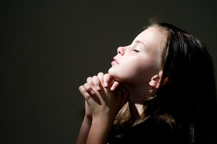 fillette en prière